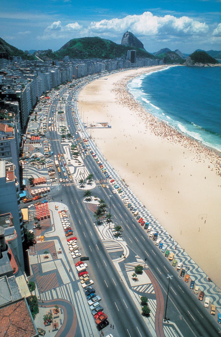 Avenida Atlântica, Copacabana, Rio de Janeiro, pavement designed by Roberto Burle Marx, 1970. © Burle Marx Landscape Studio, Rio de Janeiro. Reproduced with permission. All rights reserved.