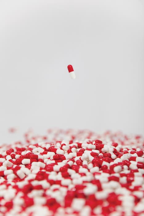 Carsten Höller, Pill Clock (red and white pills), 2015, gelatine capsules, placebo, mechanical drop mechanism, control unit, wooden box, water dispenser. © Carsten Höller. Courtesy of the artist. Photo © Carsten Höller Studio