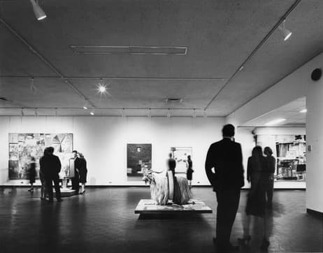 The opening of Robert Rauschenberg at the Jewish Museum, NY, ca. March 31, 1963. Artworks © 2022 Robert Rauschenberg Foundation / Licensed by VAGA at Artists Rights Society (ARS), NY